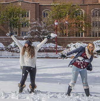 韦德开户试玩的学生庆祝初雪.